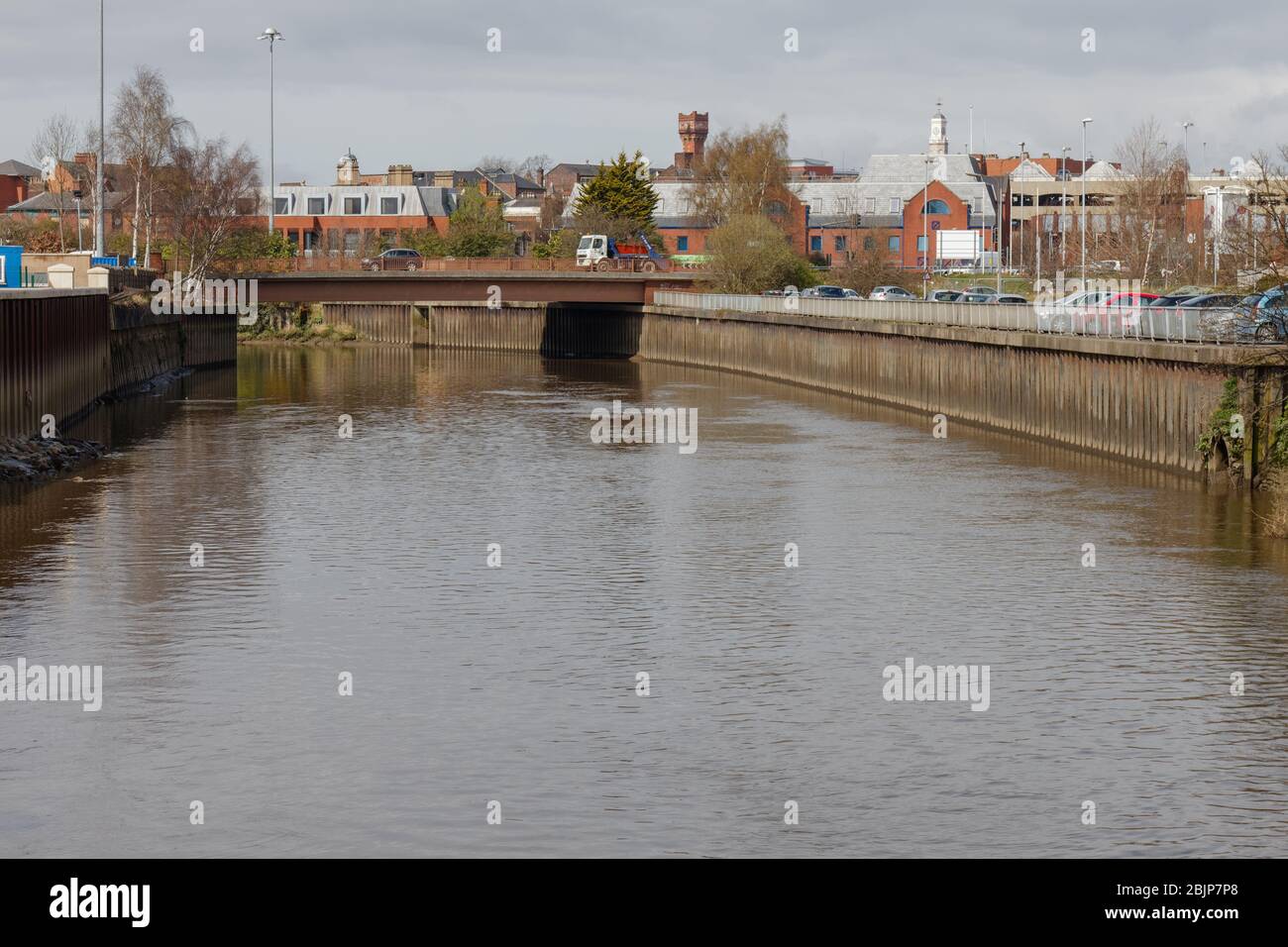 Das Mersey Flood Defense Scheme nahe dem Bridge Foot im Stadtzentrum von Warrington bei Ebbe, bevor die Mersey Tidal Bore ankommt Stockfoto