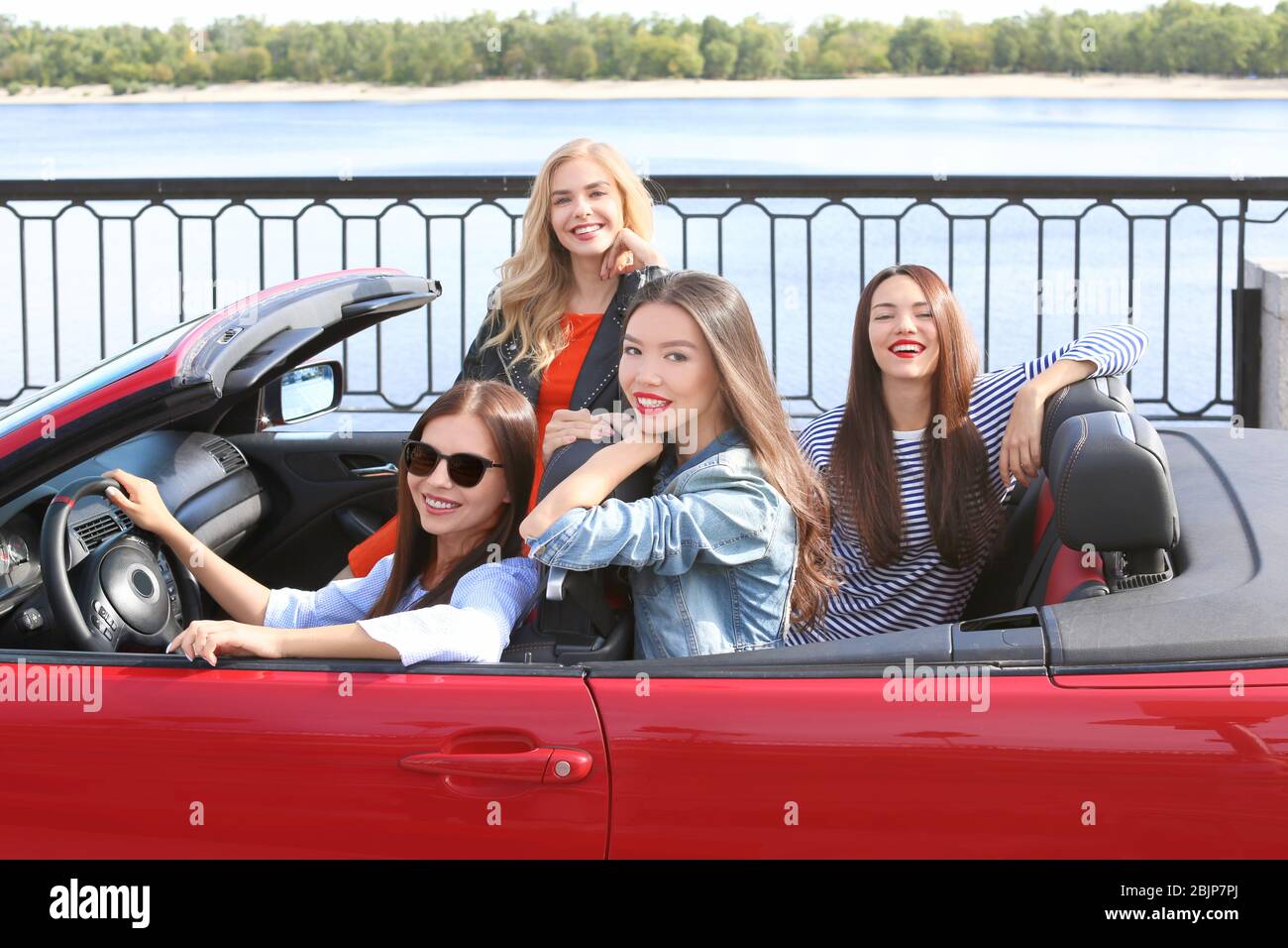 Schöne junge Frauen im Cabrio draußen Stockfoto