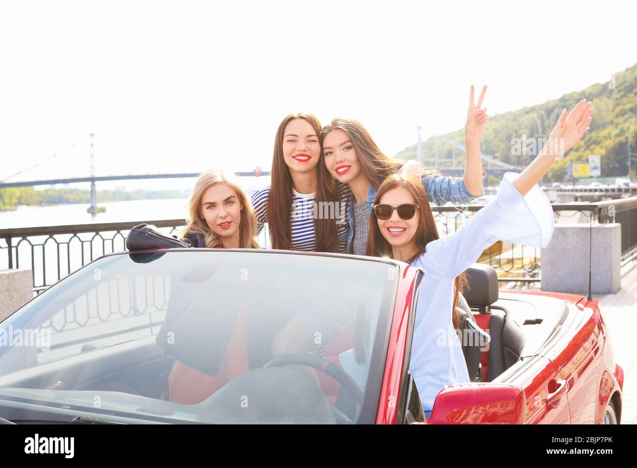 Schöne junge Frauen im Cabrio draußen Stockfoto
