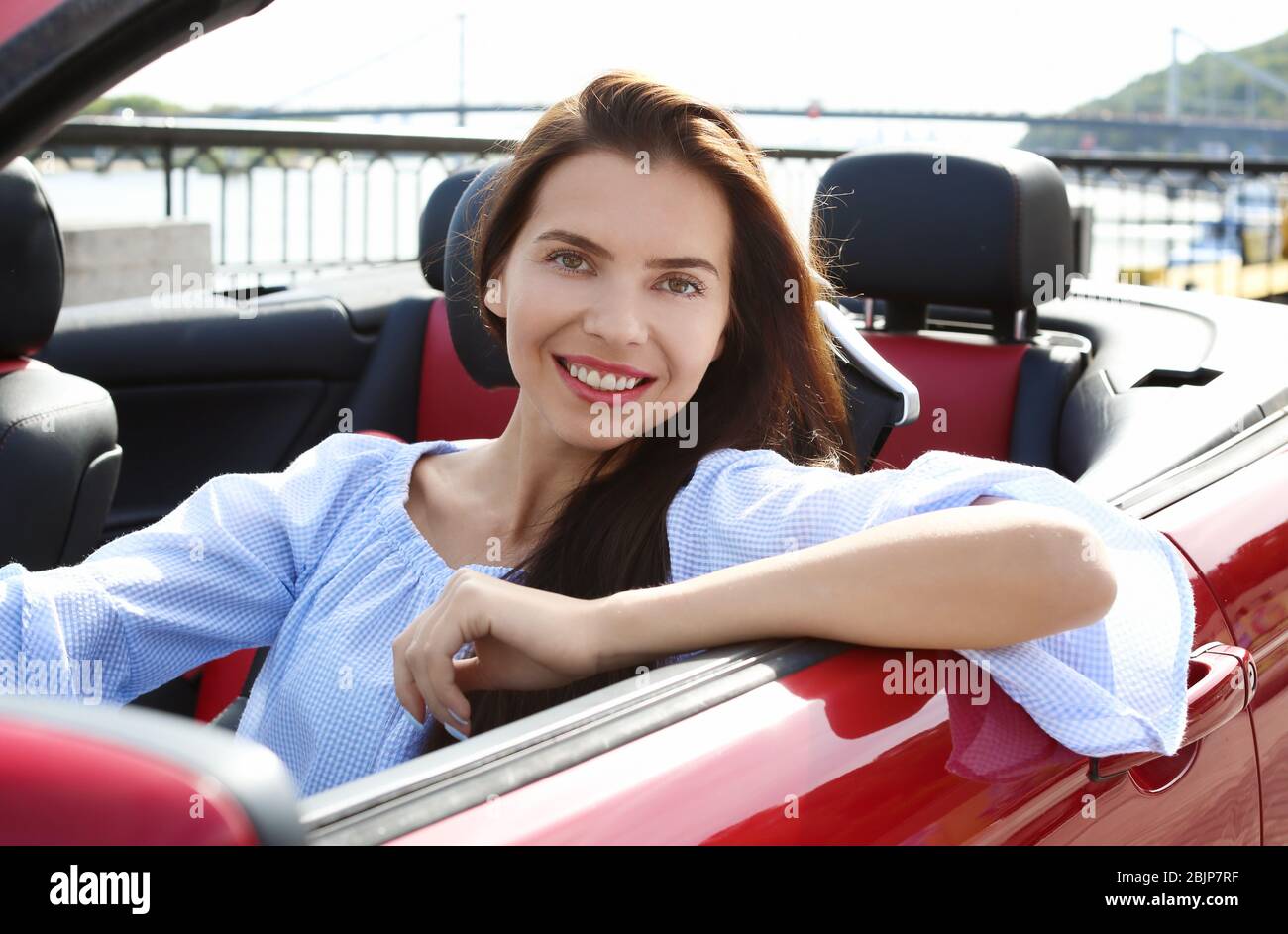 Schöne junge Frau im Cabrio draußen Stockfoto