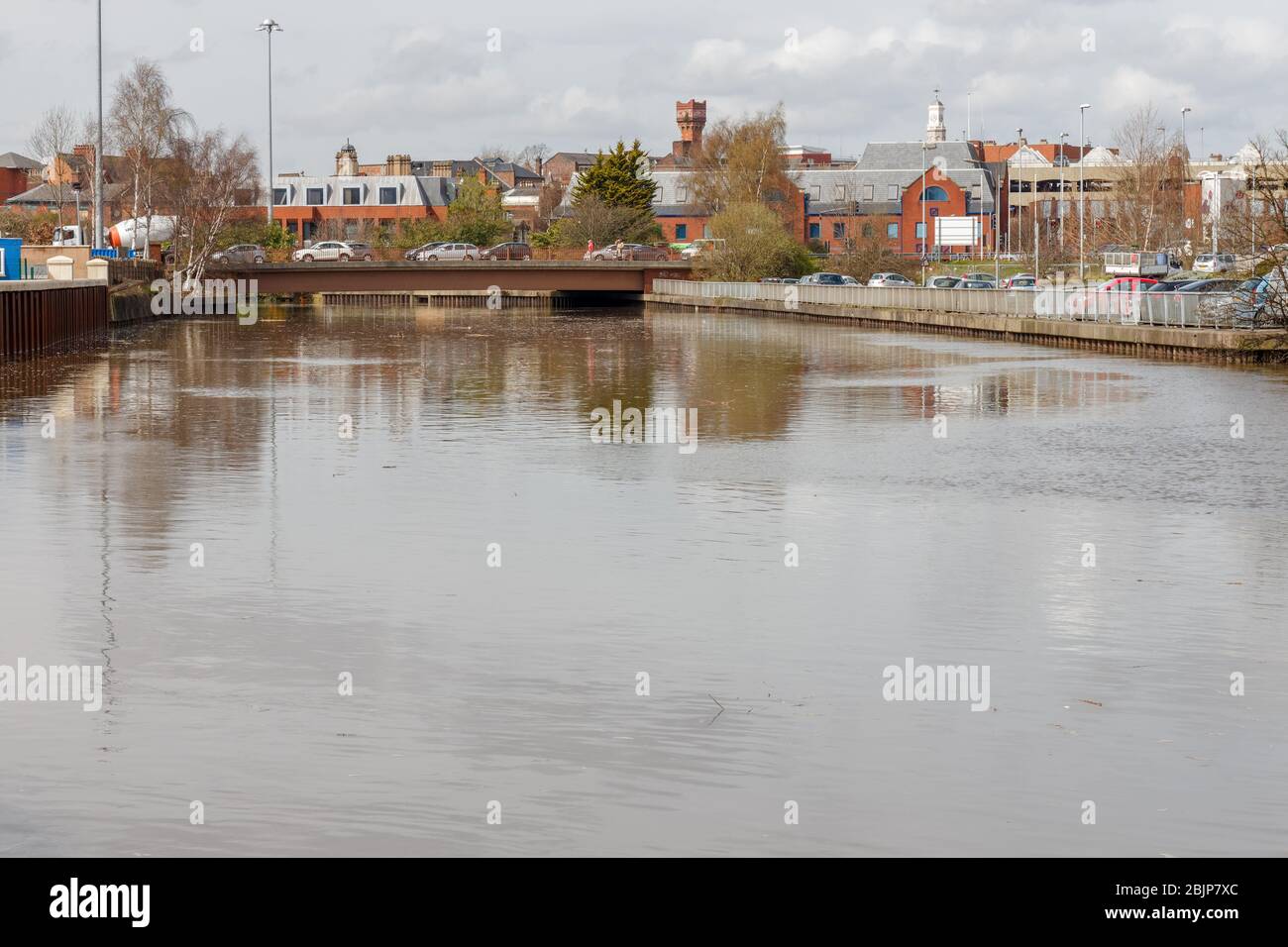 Das Mersey Flood Defense Scheme nahe dem Bridge Foot im Stadtzentrum von Warrington kommt bei Flut, nach Ankunft der Mersey Tidal Bore, an Stockfoto