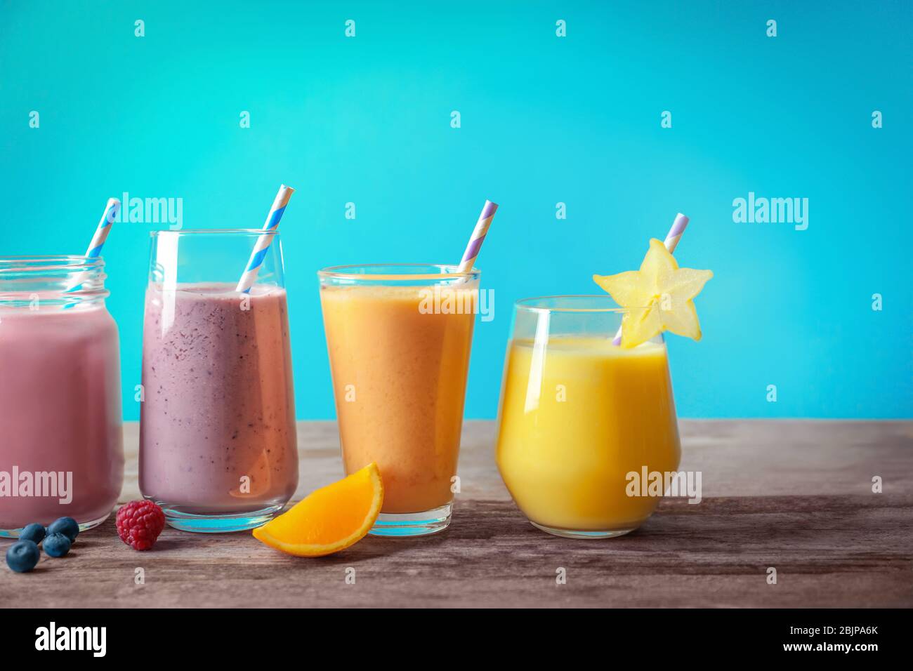 Verschiedene Milchshakes in Glaswaren auf dem Tisch Stockfoto