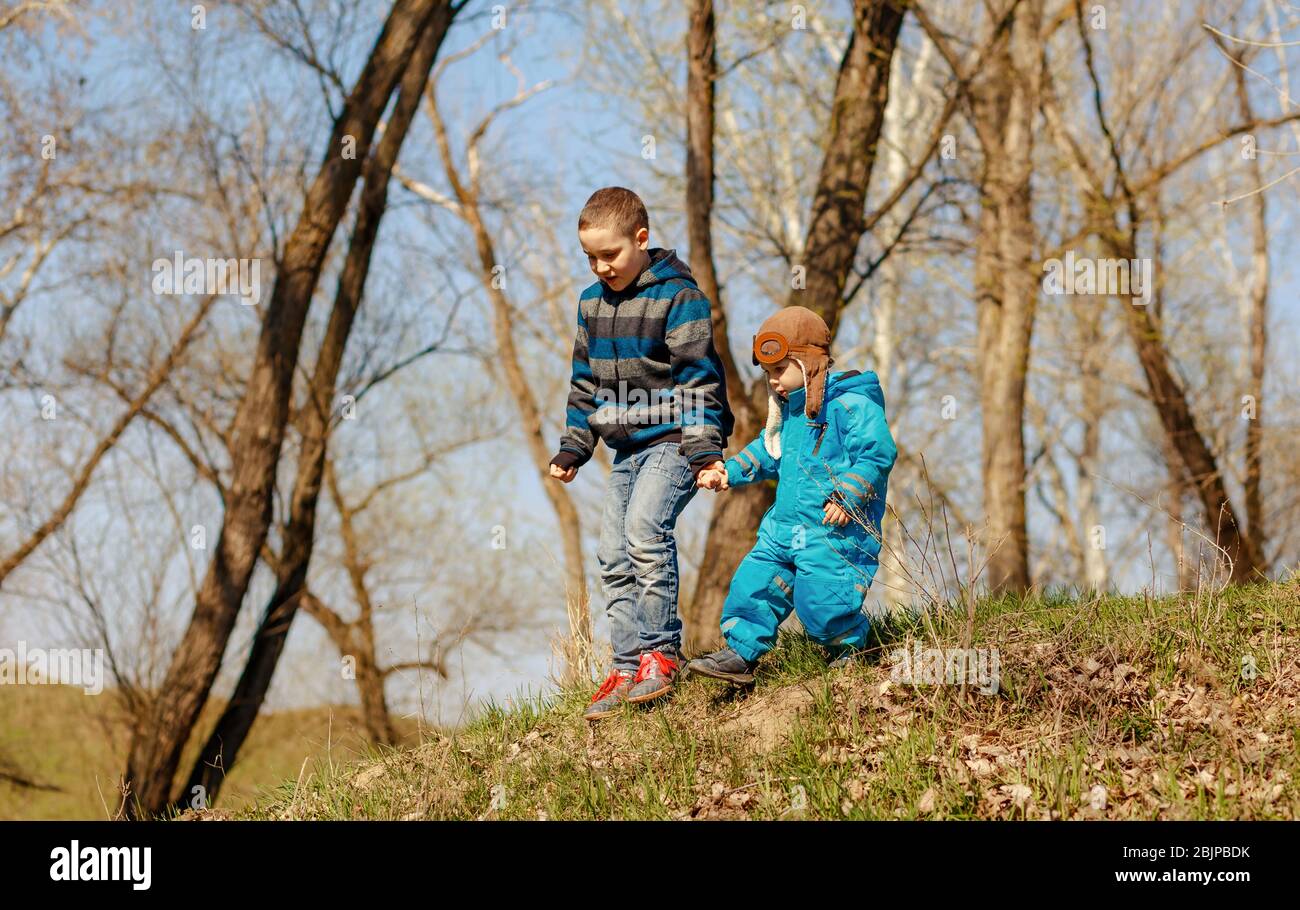 Glückliche Kinder auf dem Spaziergang im sonnigen Wald oder Park. Frohe Kindheit Stockfoto