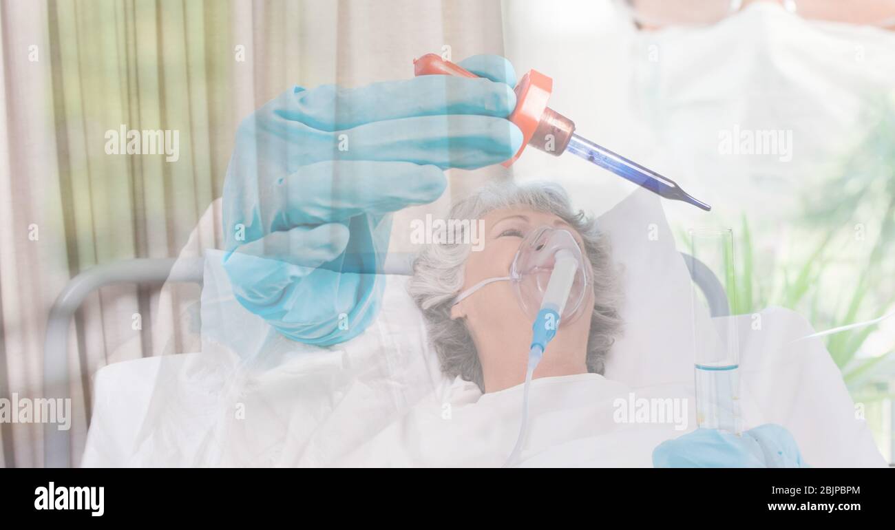 Digitale Abbildung einer älteren Patientin, die auf einem Krankenhausbett über einem Wissenschaftler mit coron liegt Stockfoto
