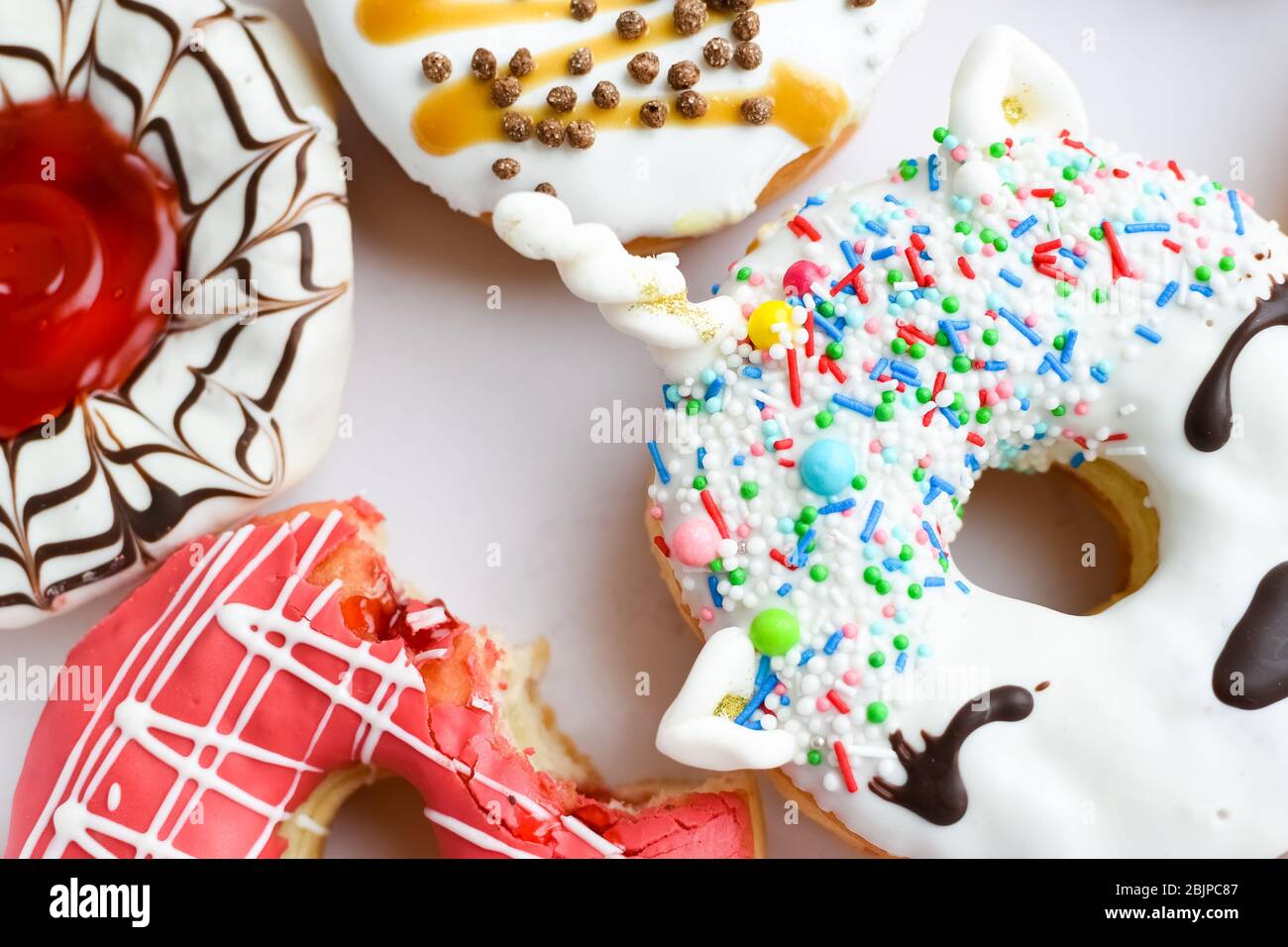 Sortiment von Dekorierten Donuts mit Glasur. Donut. Top View oder flach. Stockfoto