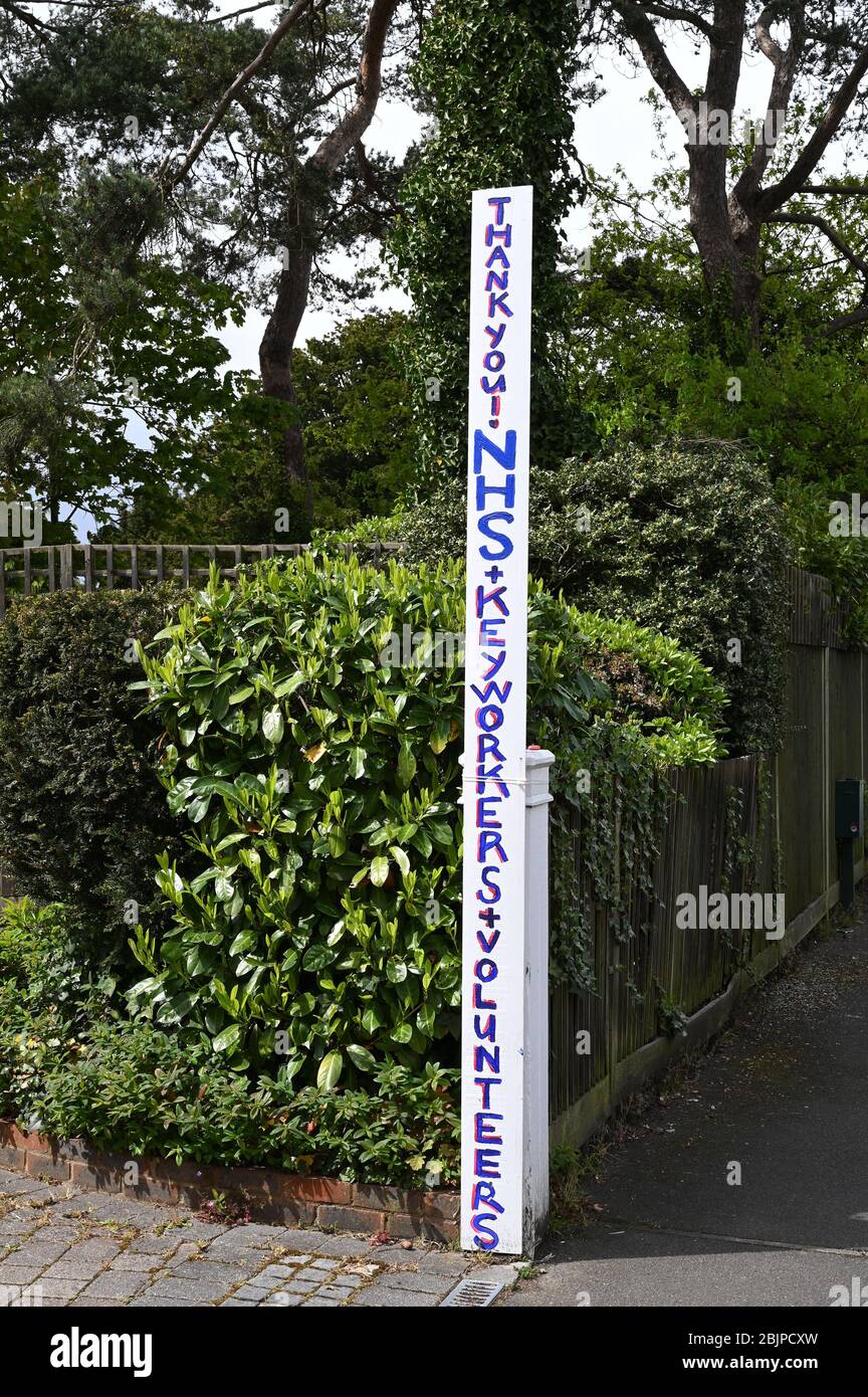 Pandemie Des Coronavirus. Eine Botschaft, die den Schlüsselarbeitern und Freiwilligen des NHS dankte, wurde am Eingang eines Wohnhauses angebracht. Sidcup, Kent. GROSSBRITANNIEN Stockfoto