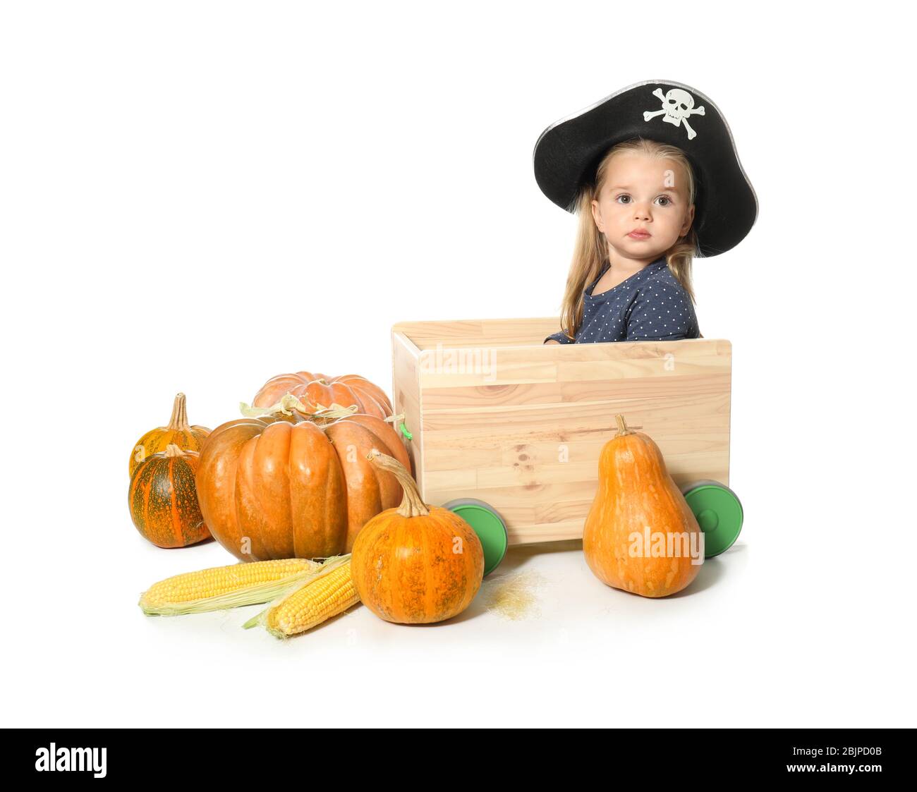 Entzückende kleine Mädchen in Piratenhut mit Gemüse auf weißem Hintergrund Stockfoto