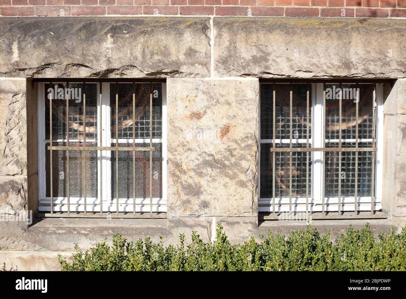 Altes Kellerfenster mit Fenstergitter, Deutschland, Europa Stockfoto