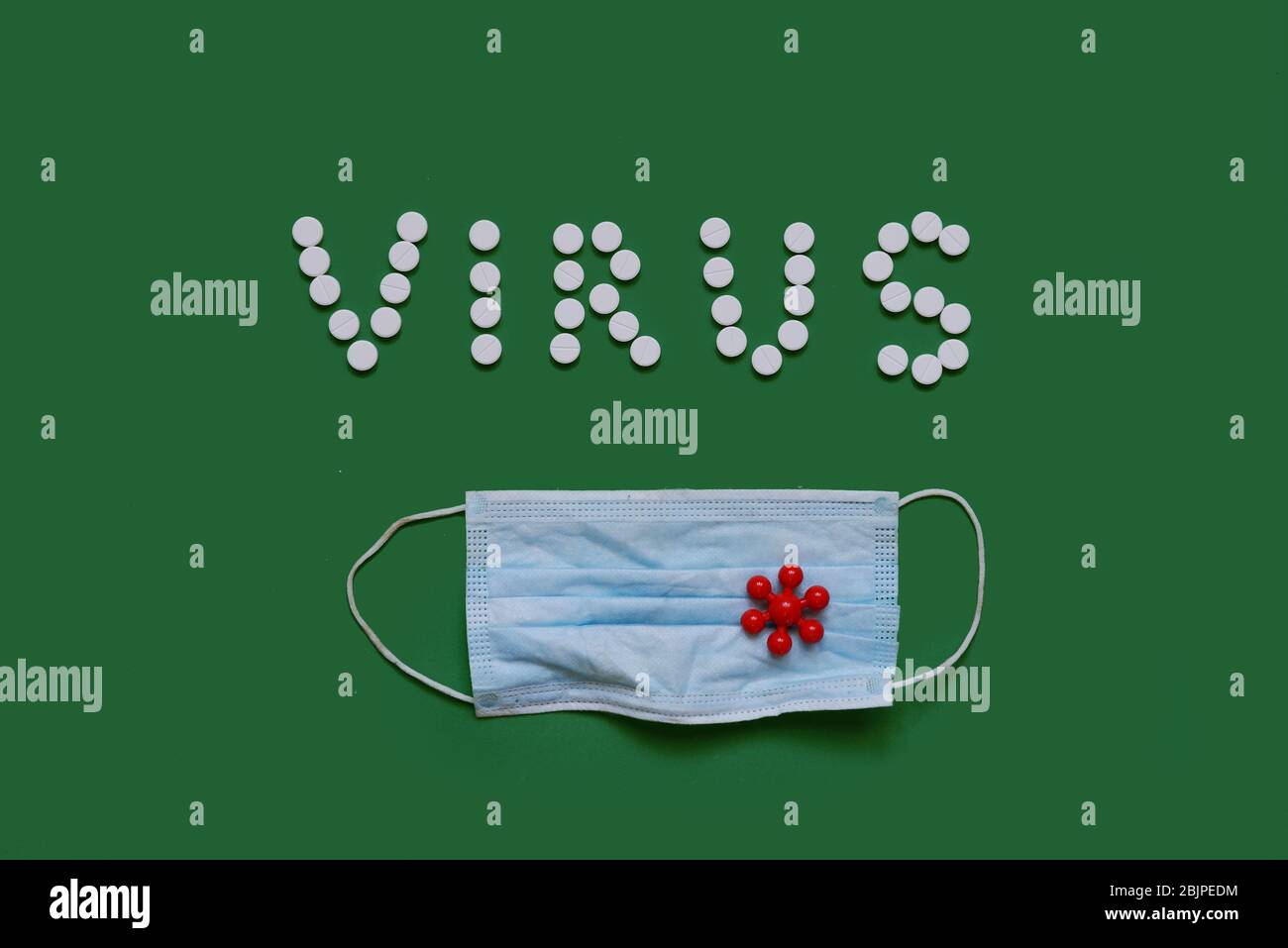 VIRUS Inschrift aus weißen Pillen auf schwarzem Hintergrund mit einer medizinischen Maske Stockfoto