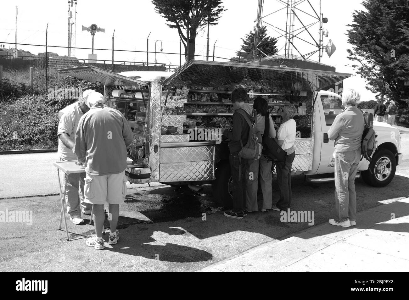 Food van San Francisco, USA Menschen, die draußen essen, Arbeiter bedienen, Van Brot, Sandwiches kaufen Leute Person Mädchen Mann Männer Frauen Fahrzeug Stockfoto