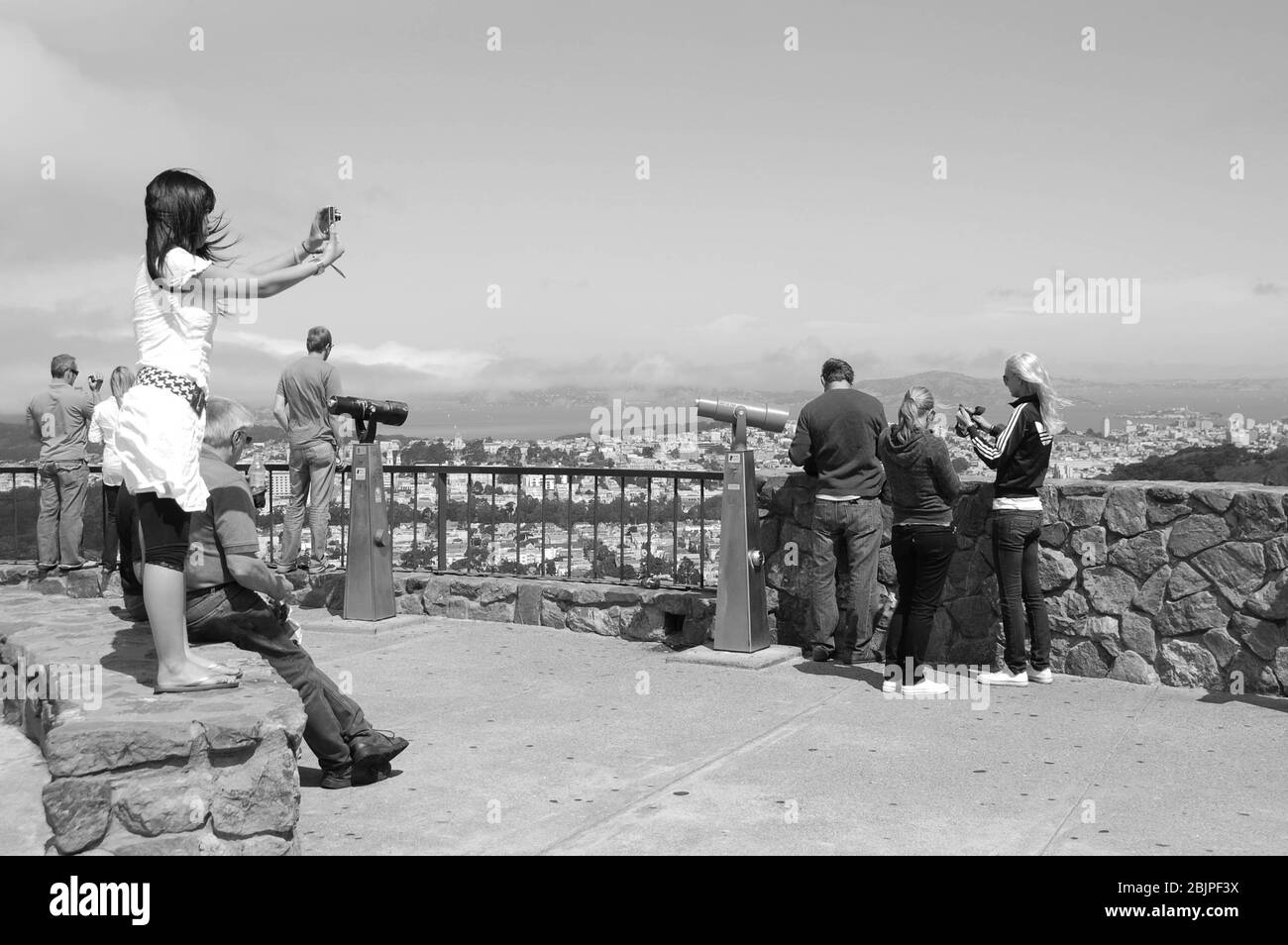 San Francisco Wetterfrau fotografiert Hügel mit Blick auf das Bay SKY Teleskop oben über den Menschen Menschen beobachten beobachten draußen Wolken Wetter Stockfoto