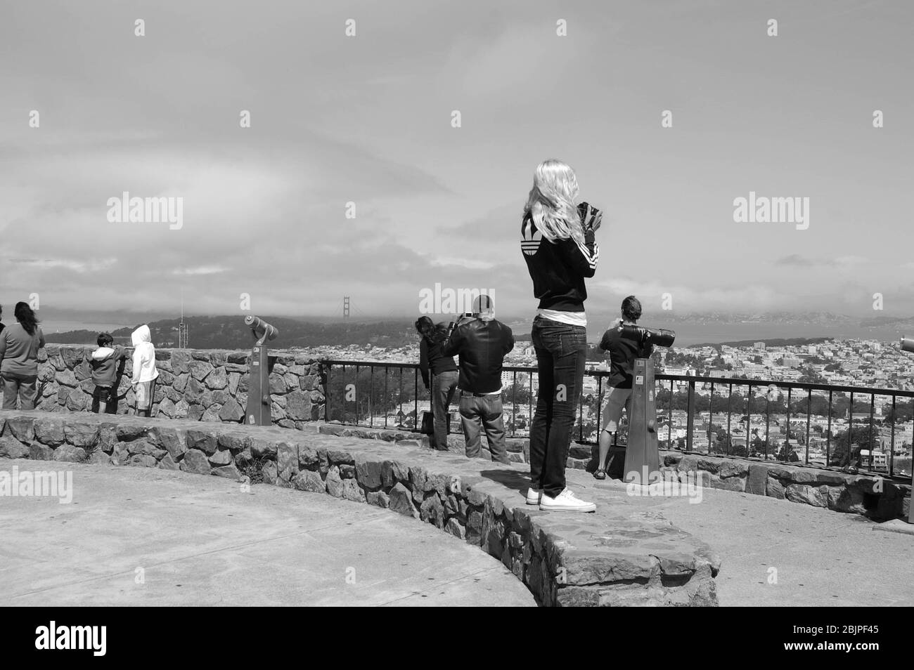 Blick auf die Bucht von San Francisco, beobachten Sie die Teleskopschiene, Metall, blonde Fotografie, die Leute beobachten, wie sie die Wolken des Meeres überblicken Stockfoto