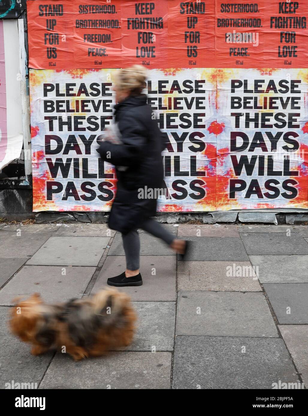 London, Großbritannien. April 2020. Eine Frau geht an Plakaten vorbei, die Menschen zum Glauben ermutigen, während des Coronavirus-Ausbruchs in London am 30. April 2020. Kredit: Han Yan/Xinhua/Alamy Live News Stockfoto