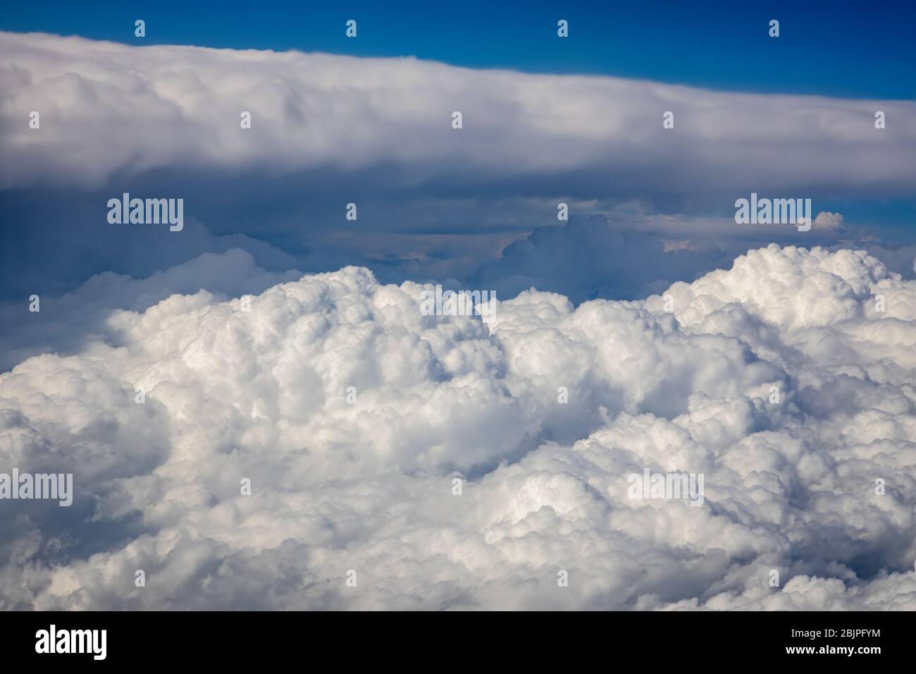 Foto von den blauen Himmel mit Wolken aus der Vogelperspektive Stockfoto