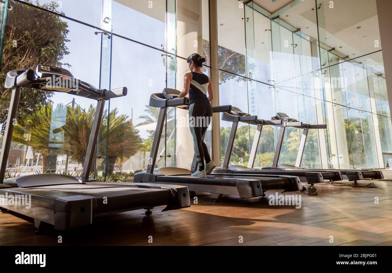 Frau, die im Fitnessstudio auf dem Laufband läuft. Ealthy Lifestyle. Stockfoto