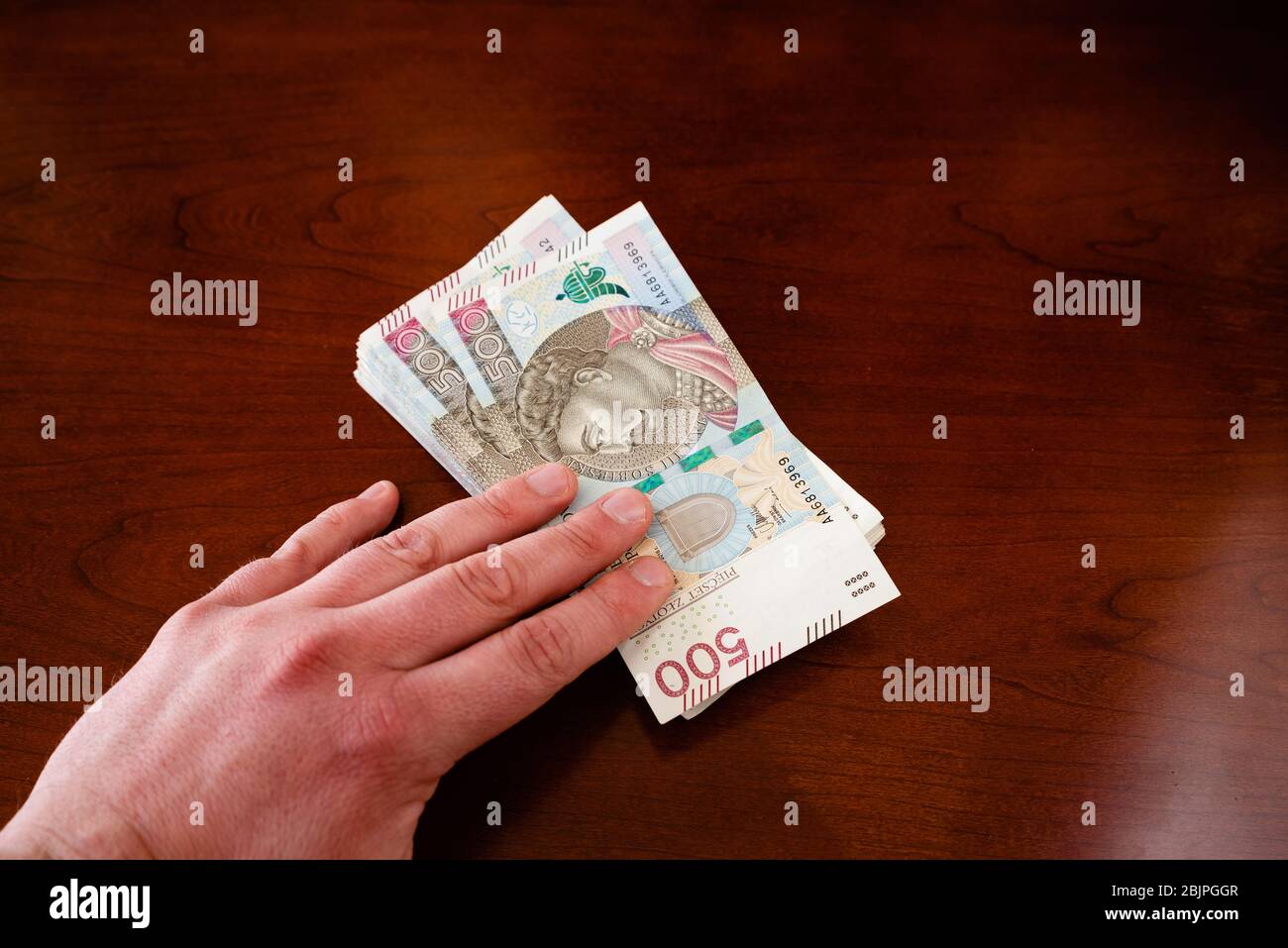 Zählen von Geld in Banknoten PLN 500 Stockfoto