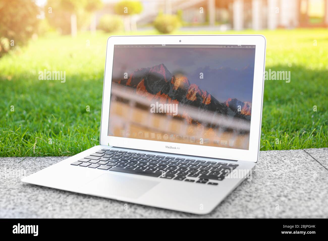 KIEW, UKRAINE - 25. SEPTEMBER 2017: Apple MacBook Air, im Freien Stockfoto