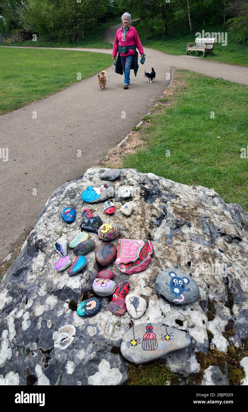 Settle, North Yorkshire, Großbritannien. April 2020. Einige der vielen bemalten Steine, die rund um die Marktstadt Settle, North Yorkshire erschienen sind. Die Steine vermitteln in der aktuellen Covid-19-Krise optimistische und humorvolle Botschaften. Quelle: John Bentley/Alamy Live News Stockfoto