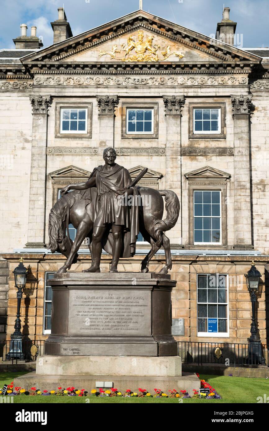 Statue von John Hope, 4. Earl of Hopetoun, vor dem Dundas House, heute die Royal Bank of Scotland, St Andrews Square, Edinburgh, Schottland, Großbritannien Stockfoto