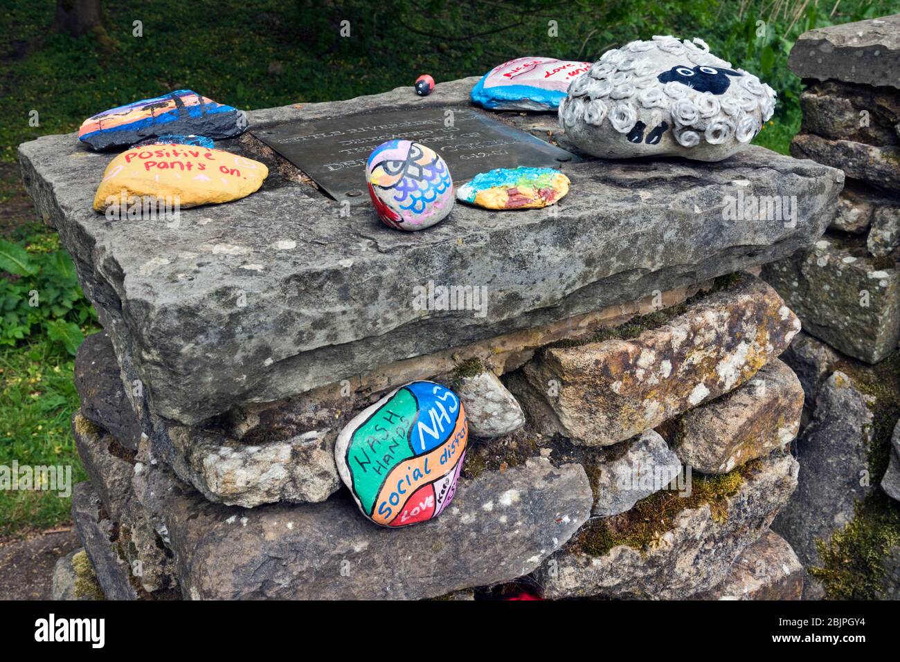 Settle, North Yorkshire, Großbritannien. April 2020. Einige der vielen bemalten Steine, die rund um die Marktstadt Settle, North Yorkshire erschienen sind. Die Steine vermitteln in der aktuellen Covid-19-Krise optimistische und humorvolle Botschaften. Quelle: John Bentley/Alamy Live News Stockfoto