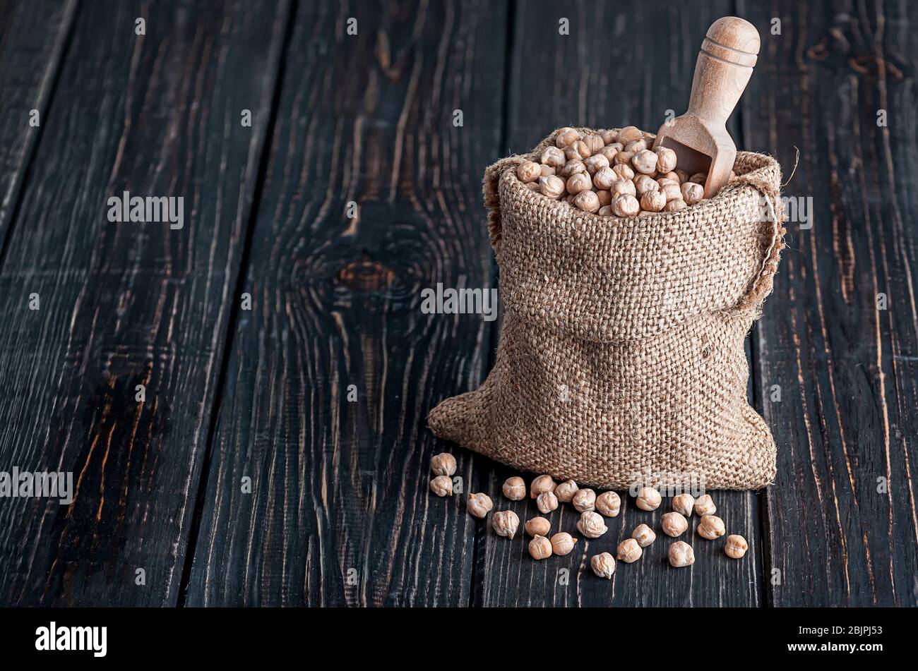 Sack mit Kichererbsen und Löffelständer Stockfoto