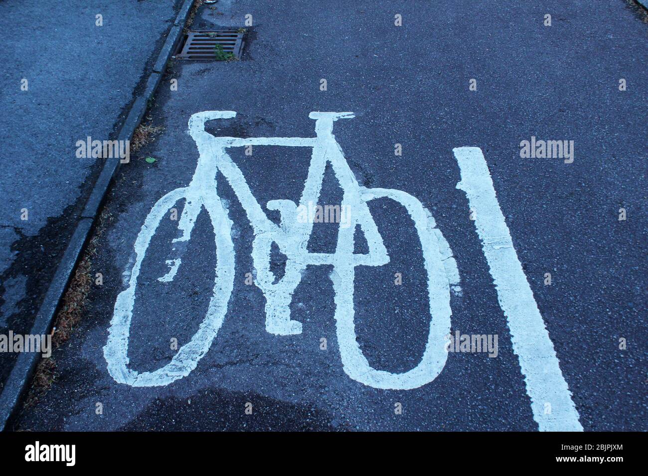 Fahrradsymbol auf einem alten Pfad in Manchester, England Stockfoto