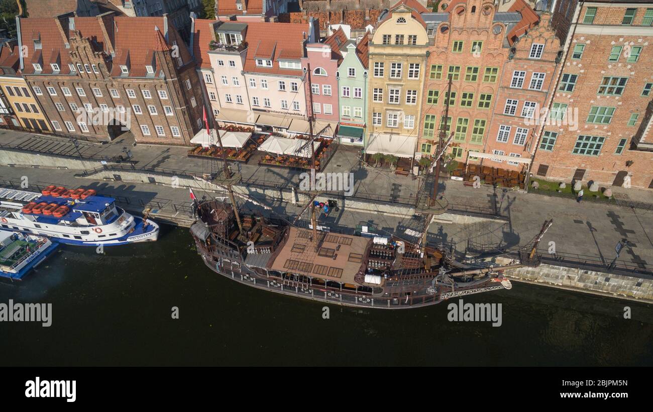 Panorama der Danziger Altstadt und des berühmten Segelschiffes, Polen Stockfoto