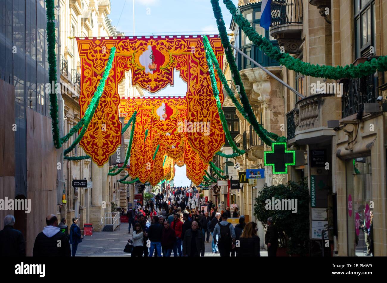 Valleta Malta 9. Februar 2020: Menschenmenge auf der Straße zum religiösen Fest des St. Paul's Shipwreck mit großen Bannern Stockfoto