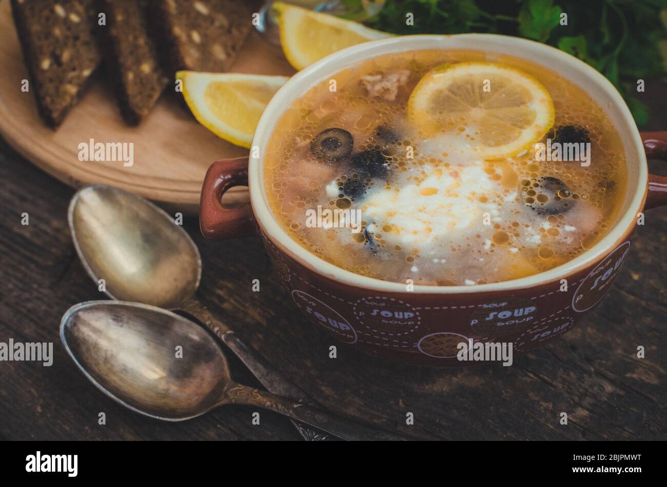 Solyanka Russische Traditionelle Fleischsuppe Mit Heissen Gewurzen In Einer Schussel Mit Brot Und Loffel Auf Altem Holzhintergrund Nahaufnahme Fleisch Soljanka Tradition Stockfotografie Alamy