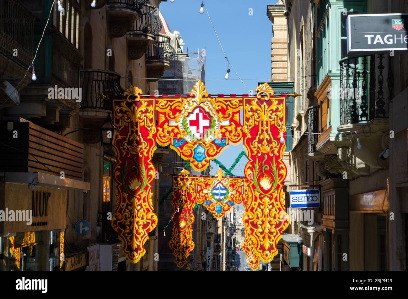 Valleta Malta 9. Februar 2020: Leuchtende Banner am religiösen Fest des St. Paul's Shipwreck Stockfoto