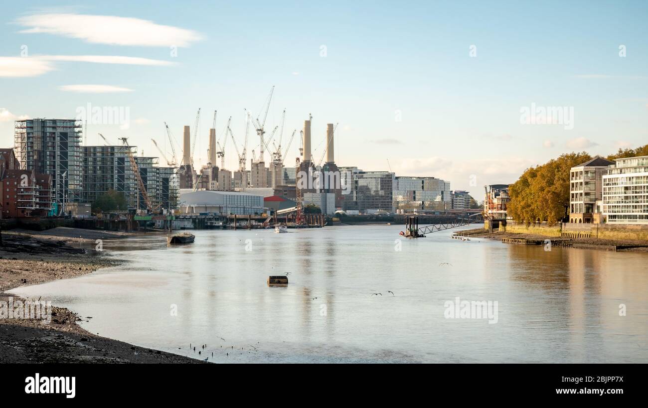 Battersea Power Station und die Themse bei Ebbe, West London. Bau- und Bauarbeiten am berühmten Londoner Wahrzeichen. Stockfoto