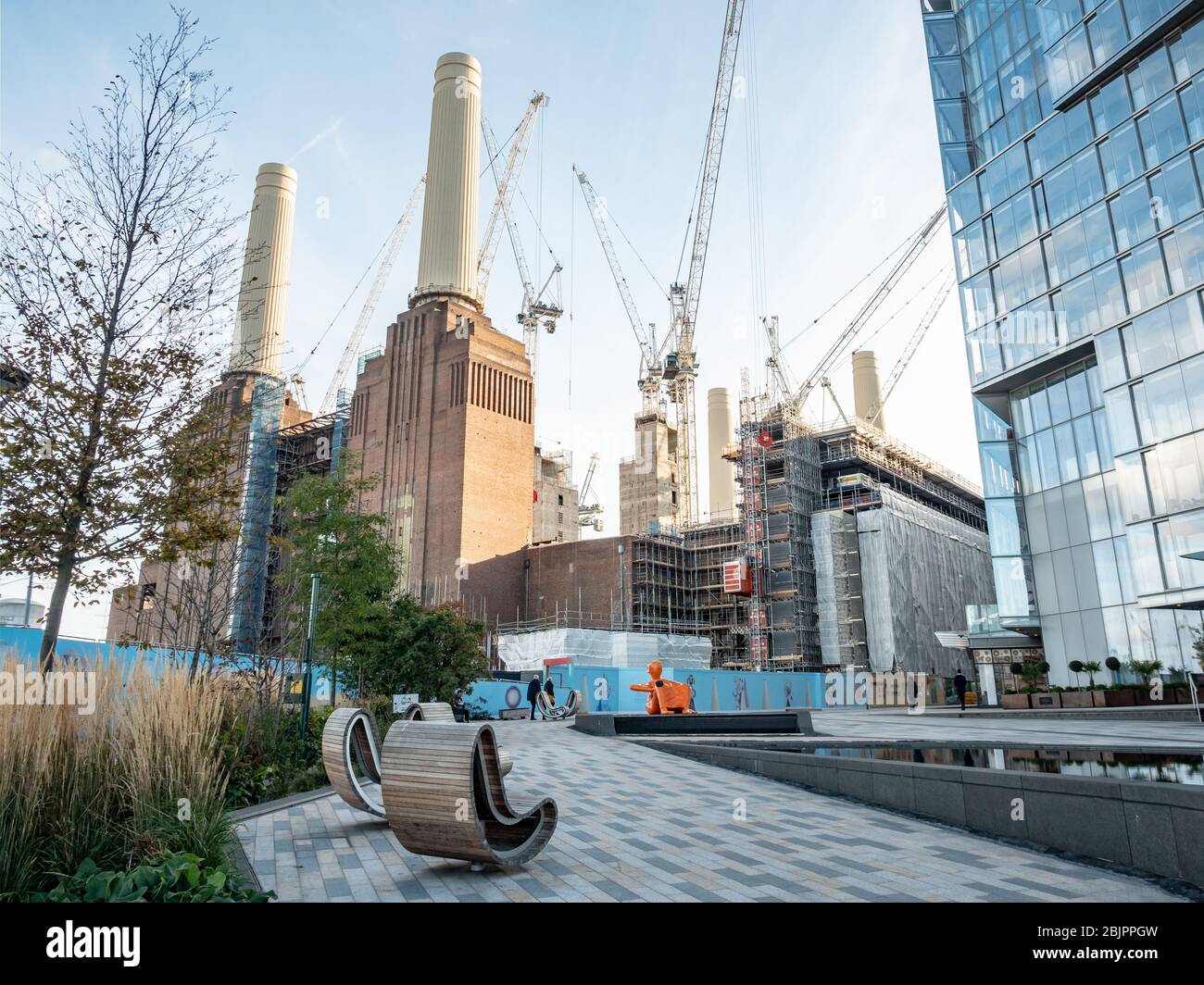 Sanierung des Battersea Power Station. Das ikonische Londoner Wahrzeichen wird gentrifiziert und in exklusive Wohn- und Geschäftshäuser umgewandelt. Stockfoto