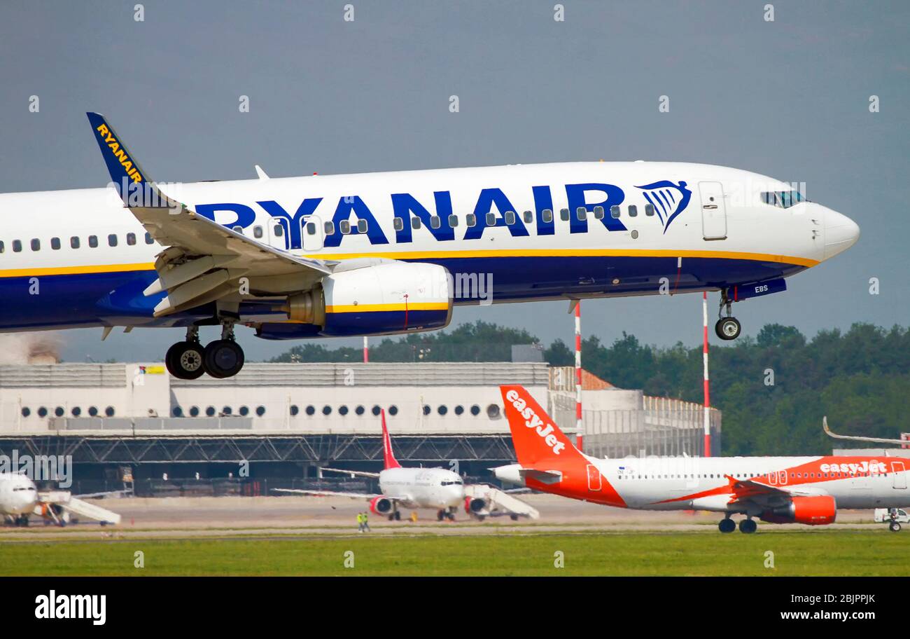Nahaufnahme Ryanair Boeing 737-800 Next Gen, Landung in Malpensa (MXP / LIMC), Mailand, Italien Stockfoto