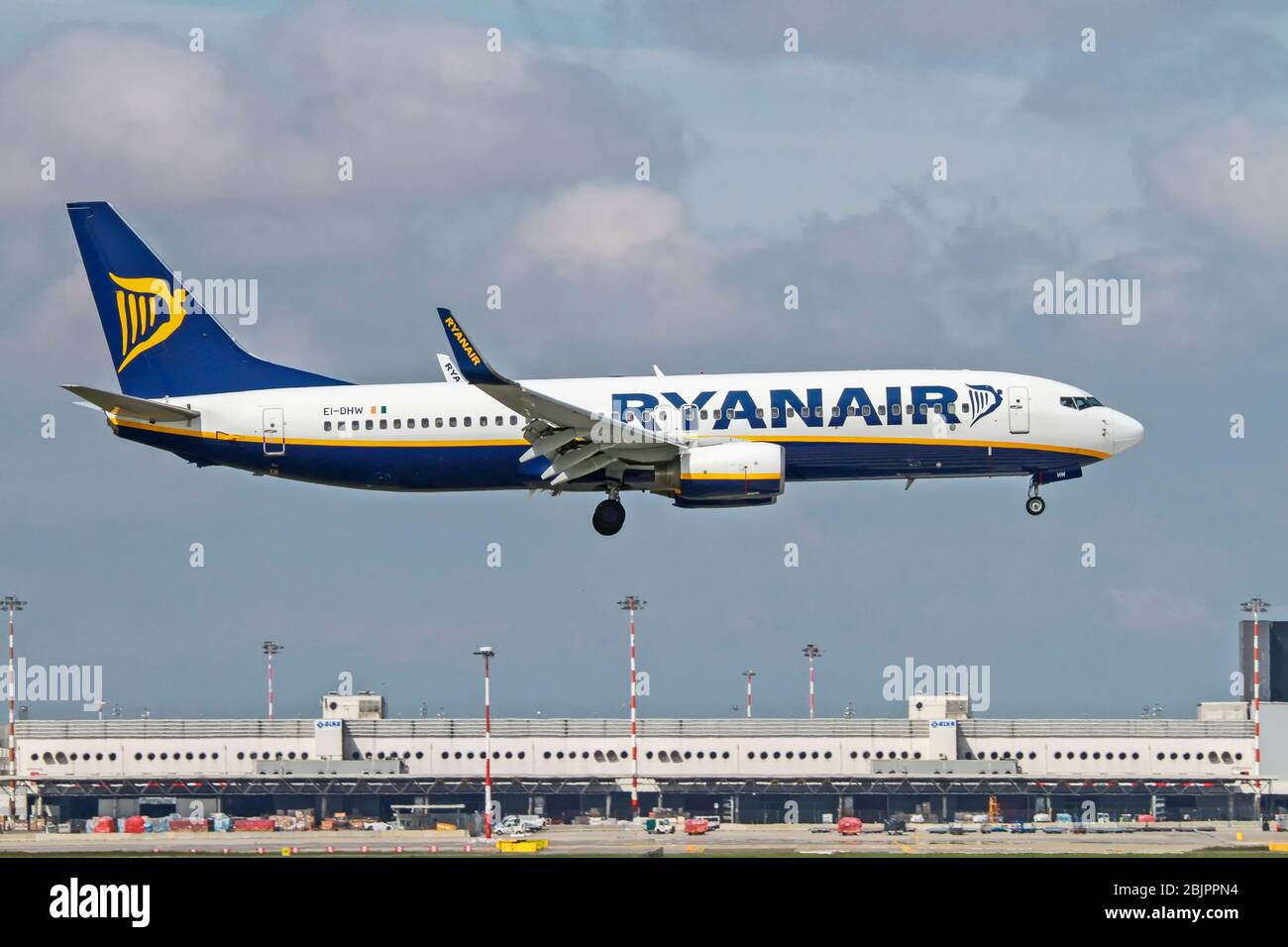 Ei-DHW Ryanair Boeing 737-800 Next Gen, Landung in Malpensa (MXP / LIMC), Mailand, Italien Stockfoto