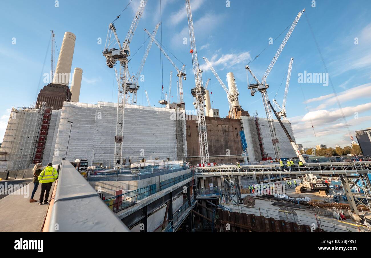 Sanierung des Battersea Power Station. Ein großes Bauprojekt zur Gentrifizierung des berühmten Londoner Wahrzeichen. Stockfoto
