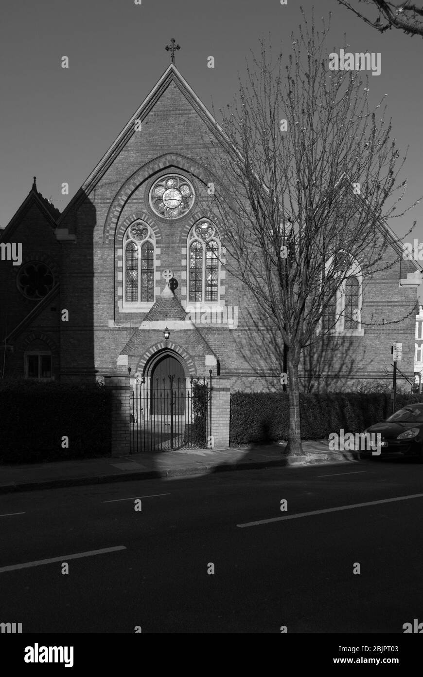Viktorianische Gotik Wiederbelebung London Stock Brick Red Architecture Steintracery St. Matthew’s Church, Masbro Road, London W14 von Sir Arthur Blomfield Stockfoto