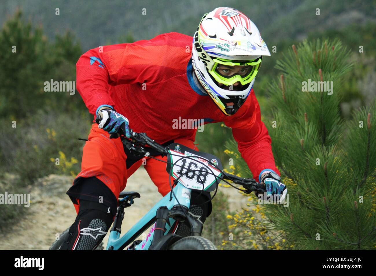Mountain Bike Rider Racing bis ins Ziel Stockfoto