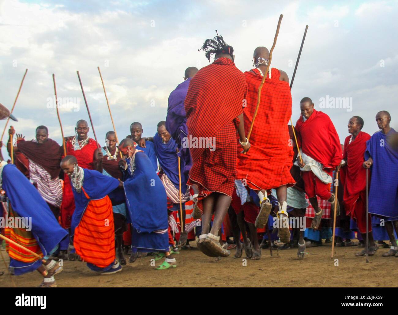 Stammestanz bei einer Maasai-Zeremonie Maasai ist eine ethnische Gruppe von halbnomadischen Menschen, die in Tansania fotografiert wurden Stockfoto