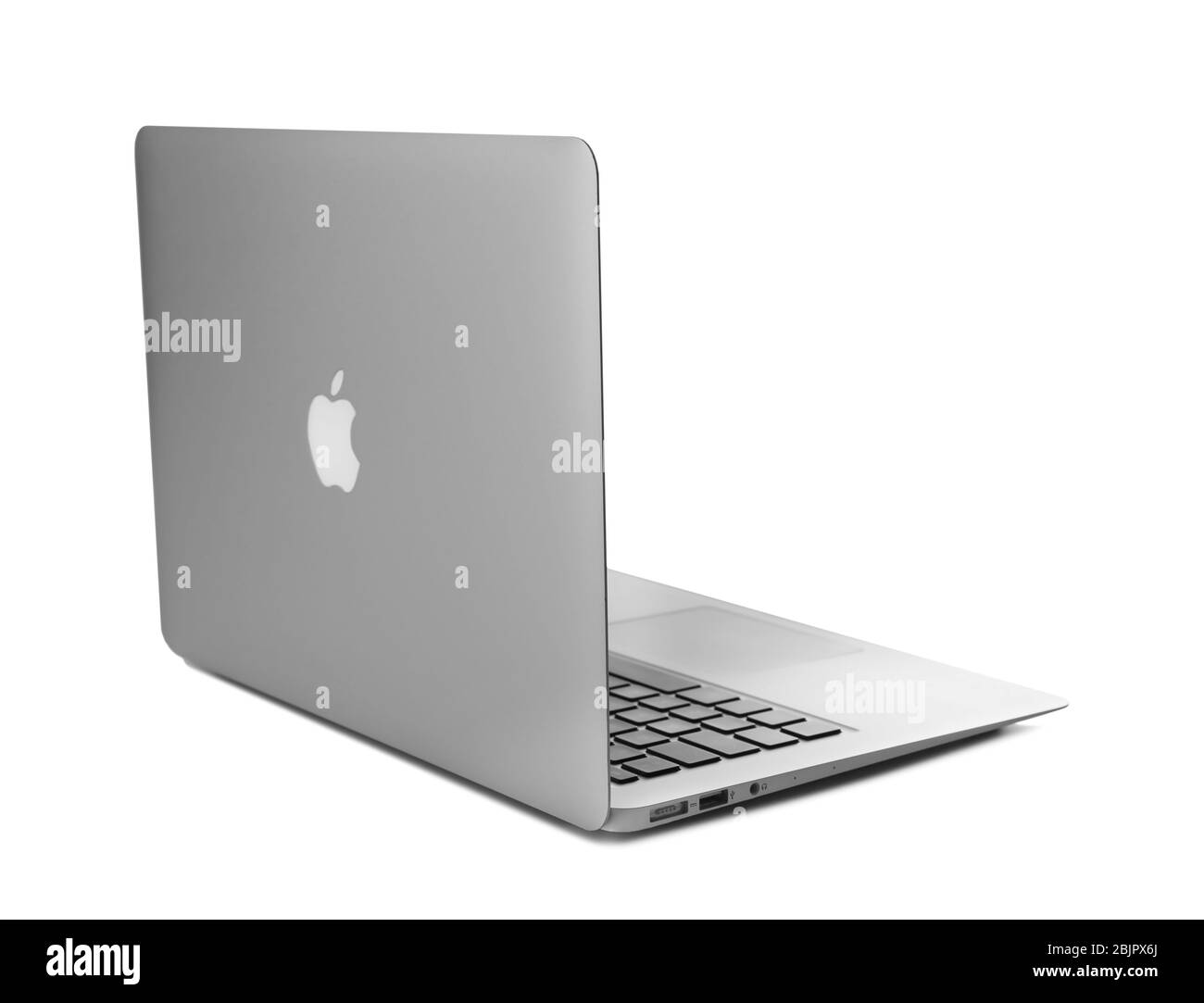 KIEW, UKRAINE - 12. OKTOBER 2017: Modernes Apple MacBook Air auf weißem Hintergrund Stockfoto