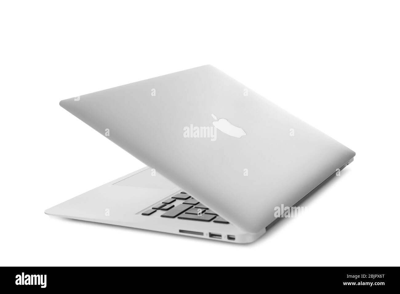 KIEW, UKRAINE - 12. OKTOBER 2017: Modernes Apple MacBook Air auf weißem Hintergrund Stockfoto