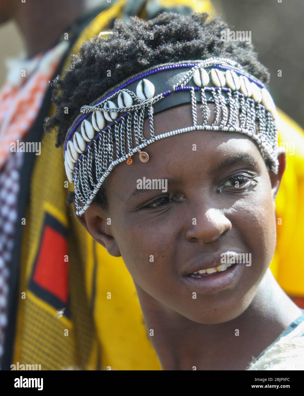 Junge Maasai-Jugend. Maasai ist eine ethnische Gruppe von halbnomadischen Menschen, die in Kenia fotografiert wurden Stockfoto