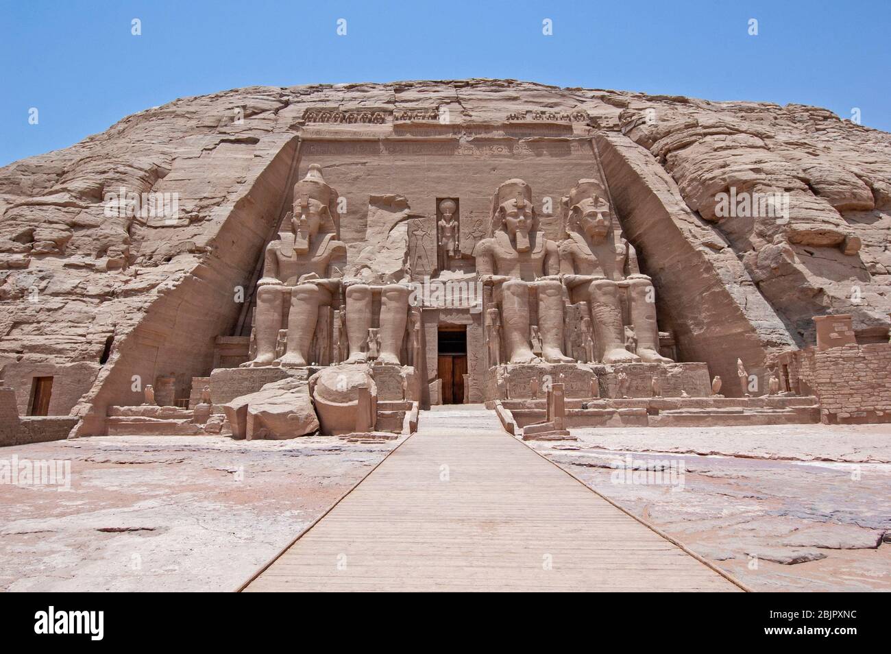 Außeneingang zum alten ägyptischen Tempel von Ramses II in Abu Simbel mit riesigen Statuen Stockfoto