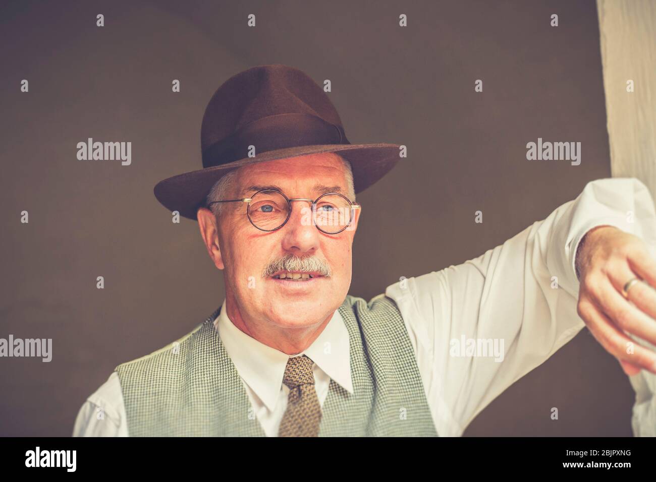 Vorderansicht von 1940s Mann in eleganter Weste und Fedora, trilby Hut, isoliert im Freien, 1940s Kriegszeit WWII Sommerereignis, Großbritannien. Stockfoto