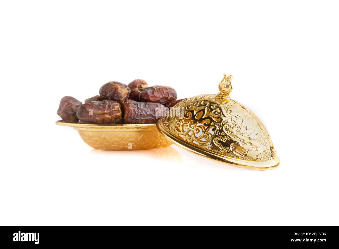 Goldene Schale isoliert auf weißem Hintergrund.Ramadan Kareem Breaking the fast by eating Tamar Dates Stockfoto