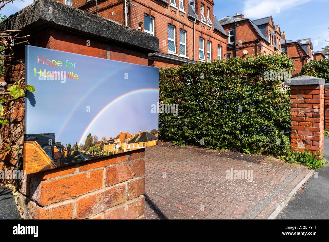 Ein großes Foto eines doppelten Regenbogens über Heathville Road Gloucester, das der lokalen Gemeinschaft während der Covid 19-Sperre Hoffnung gab. Stockfoto