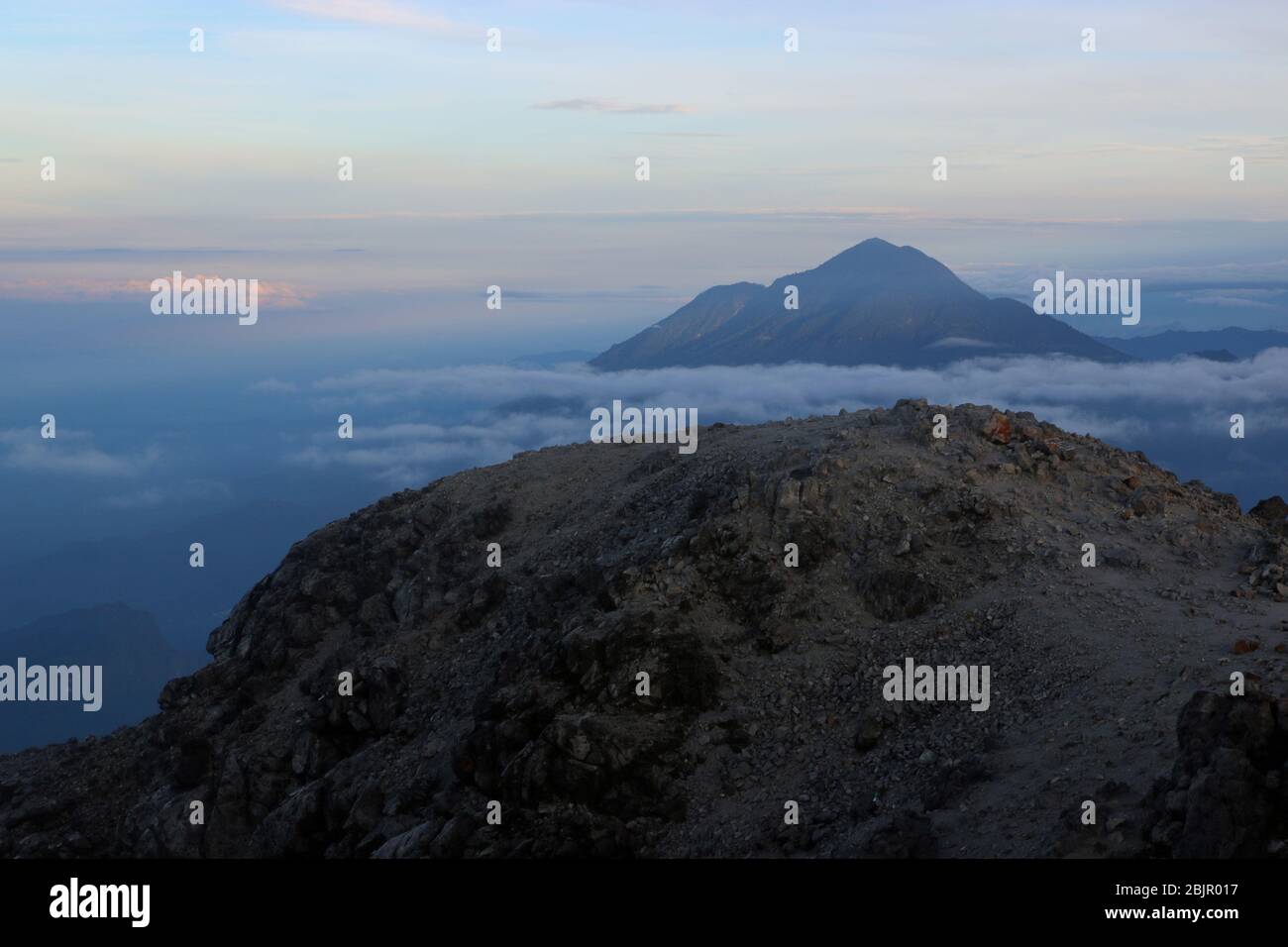 Suchergebnisse Web-Ergebnisse Volcán Tacaná (Guatemala/Mexiko) bei Sonnenaufgang Blick vom Gipfel des vulkan Tajumulco (Guatemala). Stockfoto