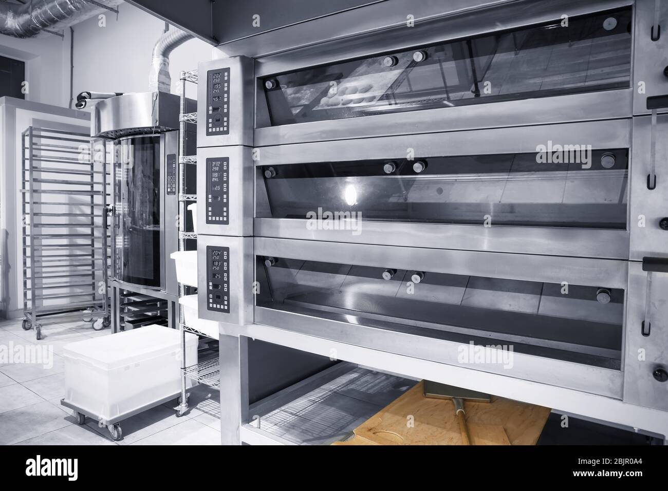 Moderne Elektroöfen in der Bäckerei Stockfoto