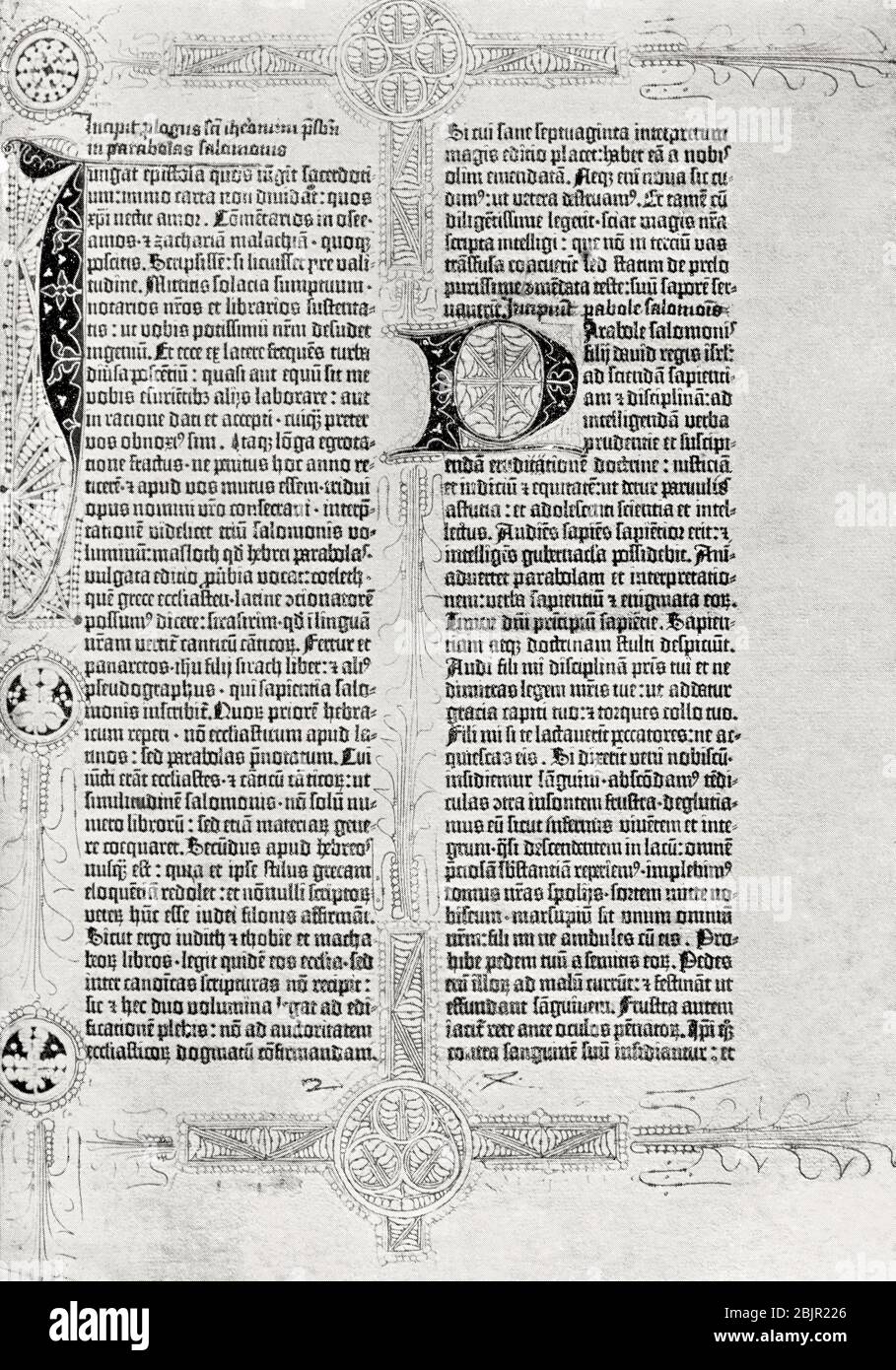 Eine Seite aus der Mazarin-Bibel. Der Druck wird Gutenberg zugeschrieben, die großen Initialen und Dekoarationen von Hand hinzugefügt. Der Text ist in Latein, und die Seite gezeigt ist aus St. Jerome's Einführung. Aus Großbritannien und ihren Nachbarn, 1485 - 1688, veröffentlicht 1923. Stockfoto