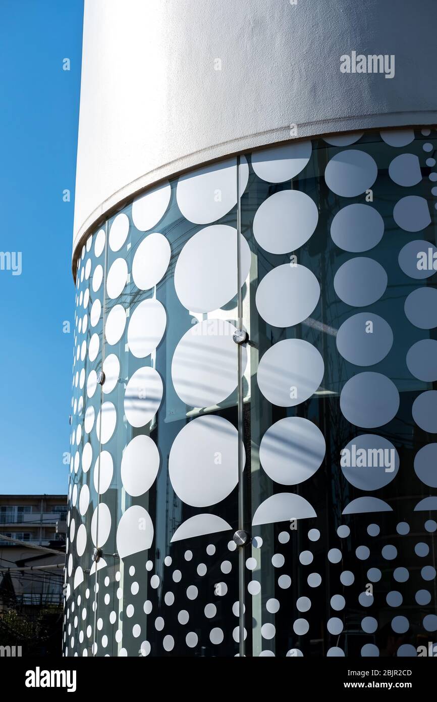 Shinjuku, Tokio / Japan - Januar 17 2019: Weiß getünbtes Konzept. Yayoi Kusama Museum. Stockfoto