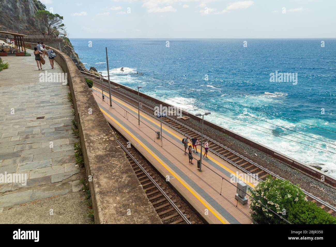 Eisenbahn entlang der Küste, die nach Vernazza Dorf. Cinque Terre, Italien Stockfoto